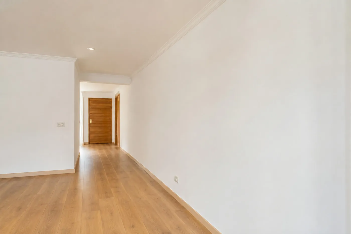 Vivienda después de la reforma, con paredes lisas y pintura nueva