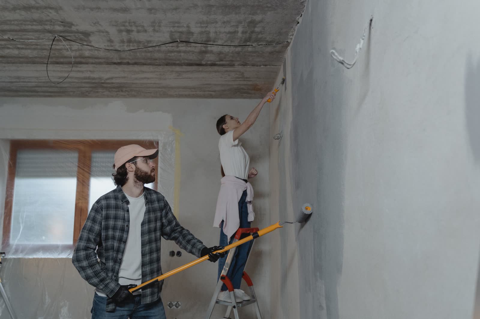 Pintores profesionales trabajando en la reforma de una vivienda